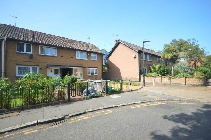 2 Bedroom End Of Terrace House To Rent In Sidney Street, London, E1