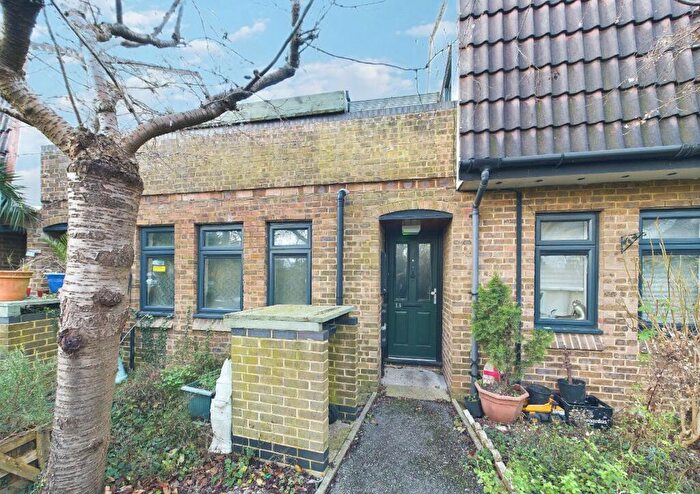 2 Bedroom Flat To Rent In Cherry Close, Walthamstow, London, E17