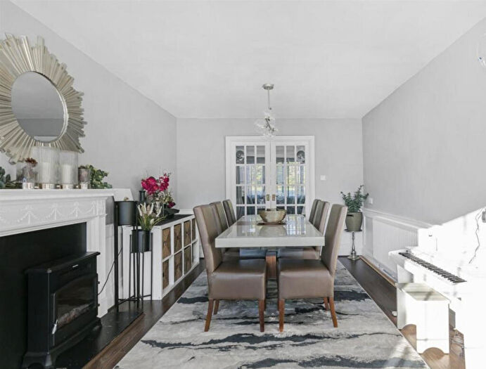 3 Bedroom Terraced House For Sale In Berkeley Gardens, Enfield, N21