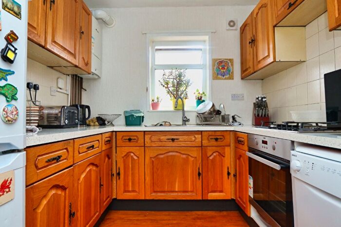 2 Bedroom Maisonette To Rent In Winns Avenue, Walthamstow, E17