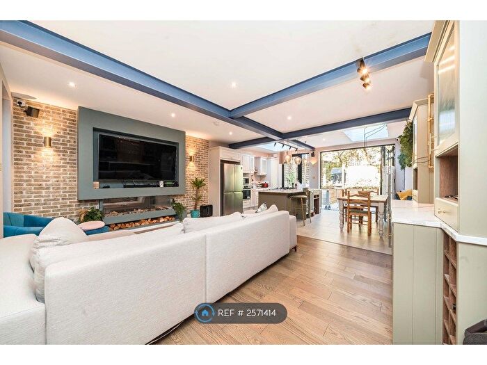3 Bedroom Flat To Rent In Burton Road, London, NW6