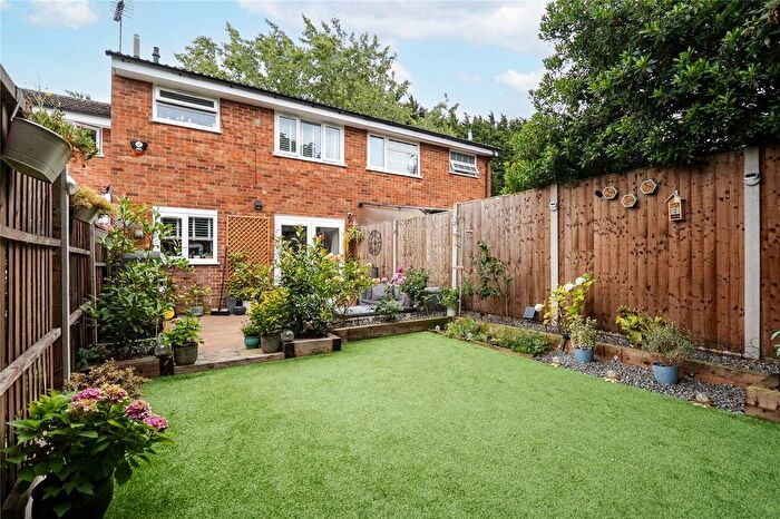 3 Bedroom Terraced House For Sale In The Mall, Dunstable, Bedfordshire, LU5