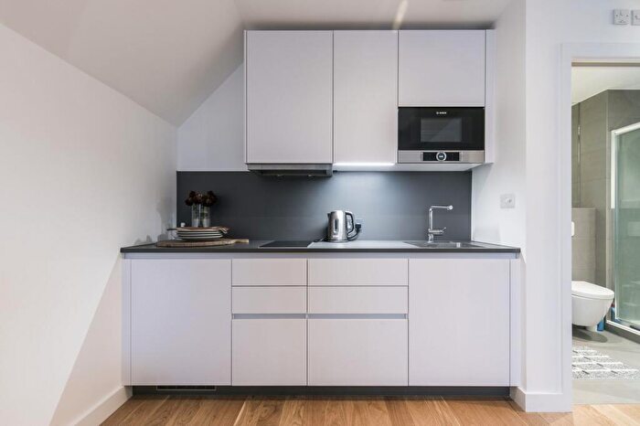 Flat To Rent In Flat Heathfield Park, NW2