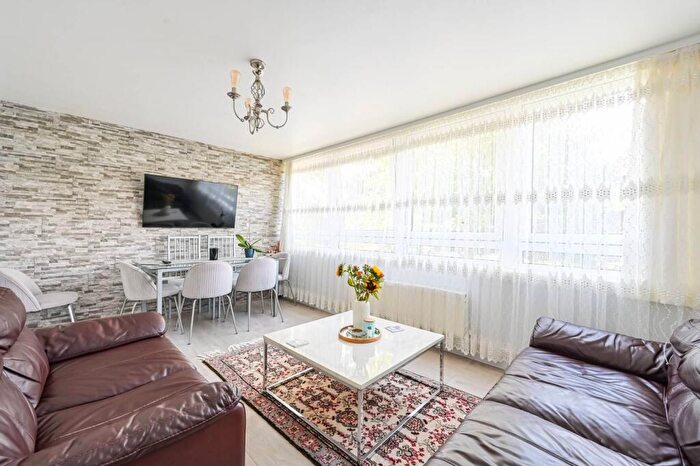 3 Bedroom Flat For Sale In Dellafield, Pooles Park, Finsbury Park, London, N4