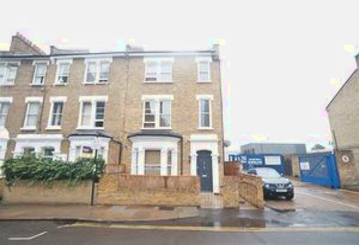 3 Bedroom Apartment To Rent In Paulet Road, London, SE5