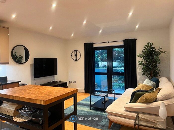 2 Bedroom Flat To Rent In Albert Road, Buckhurst Hill, IG9