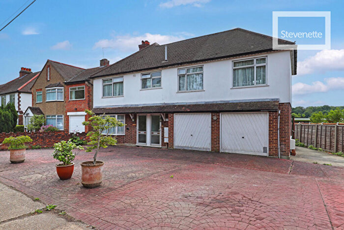 4 Bedroom Detached House For Sale In Carpenters Arms Lane, Thornwood, CM16