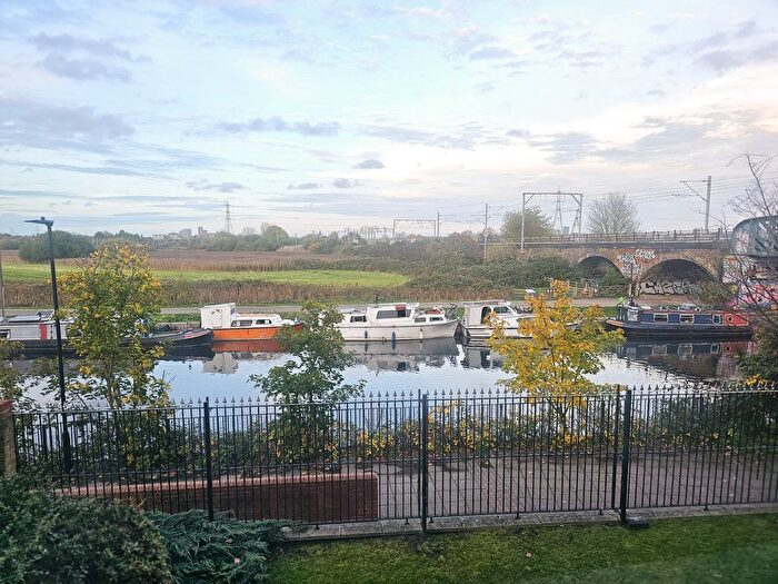 3 Bedroom Flat To Rent In Bakers Hill, London, E5