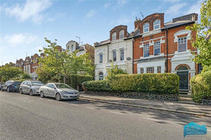 2 Bedroom Apartment For Sale In Cecile Park, London, N8