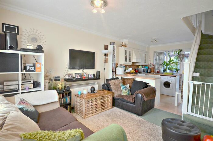 1 Bedroom Semi-Detached House To Rent In Peel Court, Slough, SL1