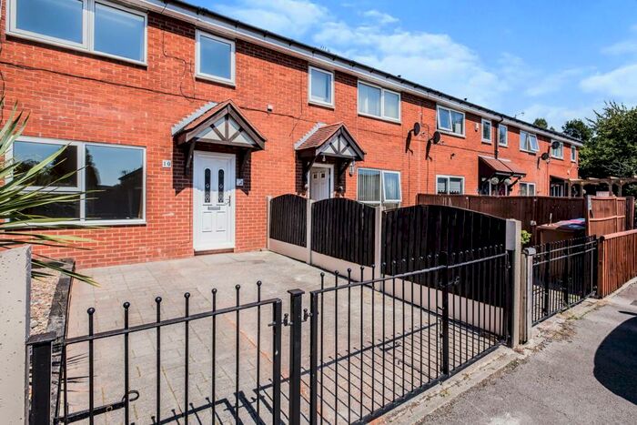 3 Bedroom Town House To Rent In Chancel Avenue, Salford, M5