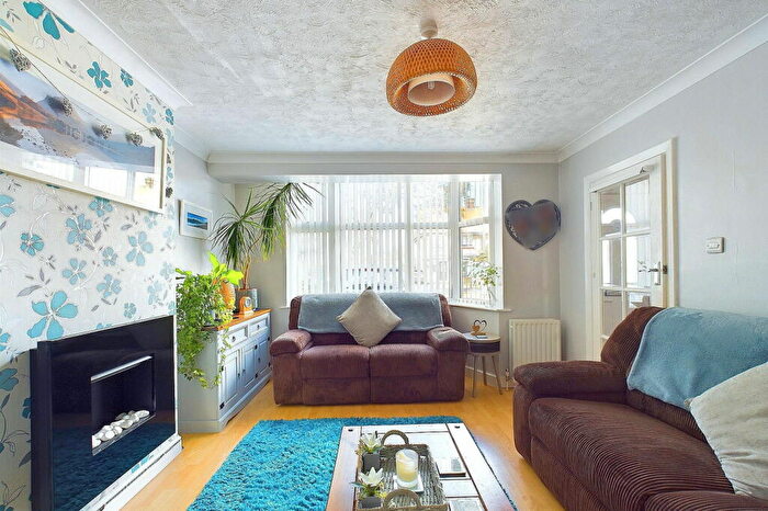 3 Bedroom Terraced House For Sale In Goldsmith Road, Worthing, BN14