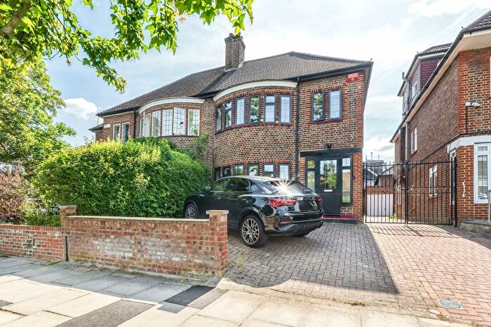 3 Bedroom Property To Rent In Nether Street, Finchley, N3