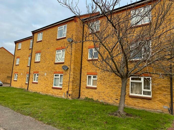 2 Bedroom Flat To Rent In Nursery Gardens, Basildon, Essex, SS15