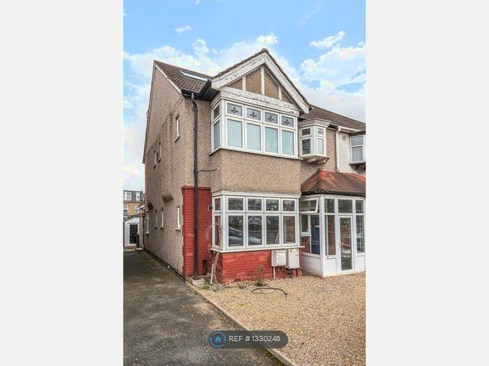 2 Bedroom Flat To Rent In Grand Drive, London, SW20