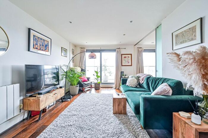 3 Bedroom Flat To Rent In Royal Carriage Mews, Woolwich, London, SE18