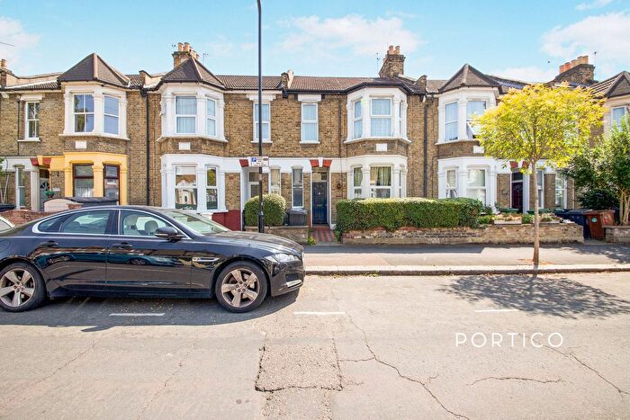 3 Bedroom Flat To Rent In Murchison Road, Leyton, E10