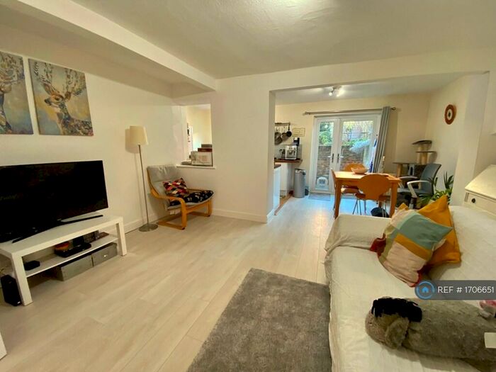 2 Bedroom Flat To Rent In West Norwood, London, SE27