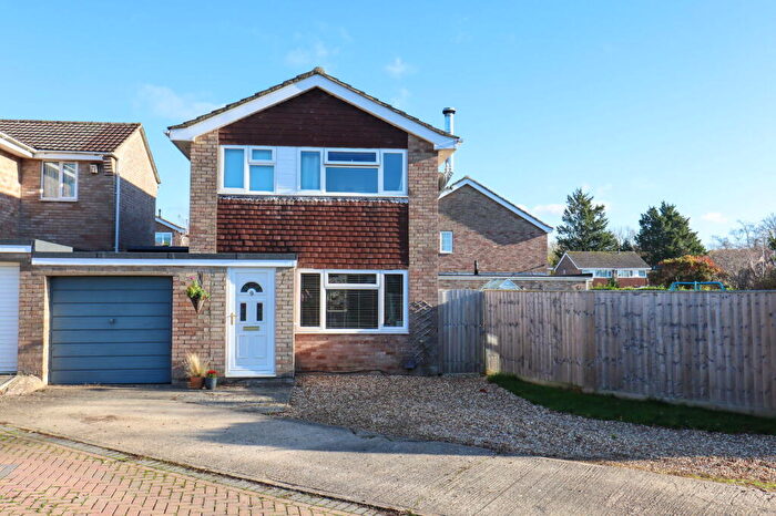 3 Bedroom Link Detached House For Sale In Wyvern Avenue, Calne, SN11