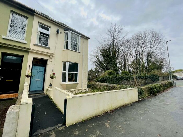 3 Bedroom Town House To Rent In Victoria Road, SA72