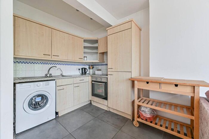 2 Bedroom Flat To Rent In Lavender Hill, Clapham Junction, London, SW11
