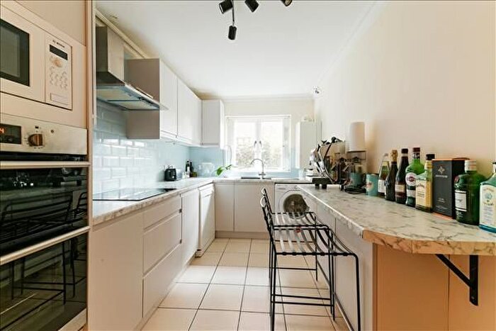 2 Bedroom Flat To Rent In Gordon Court, A The Downs, SW20