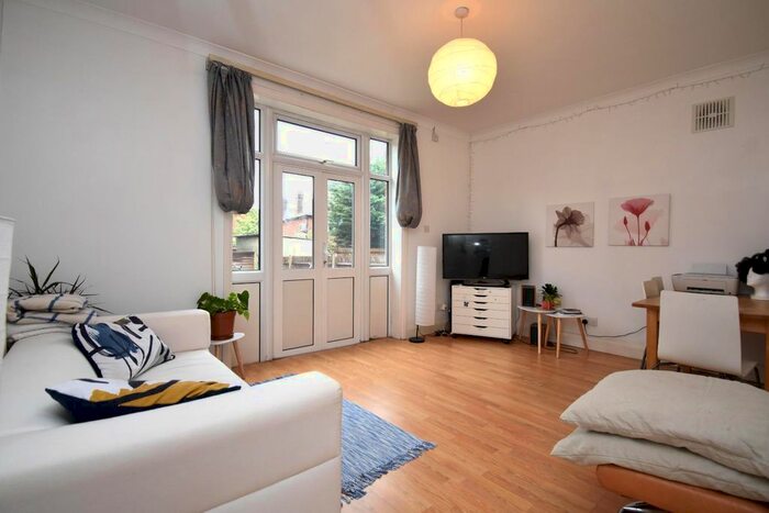 3 Bedroom Flat To Rent In Melrose Avenue, London, NW2