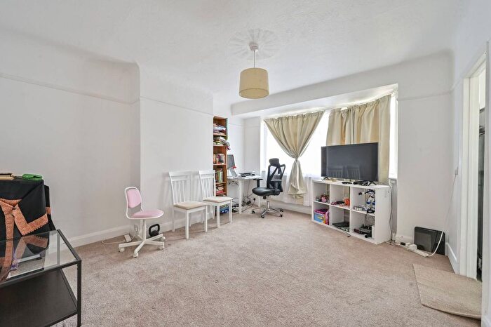2 Bedroom Maisonette For Sale In York Close, Merton, Morden, SM4