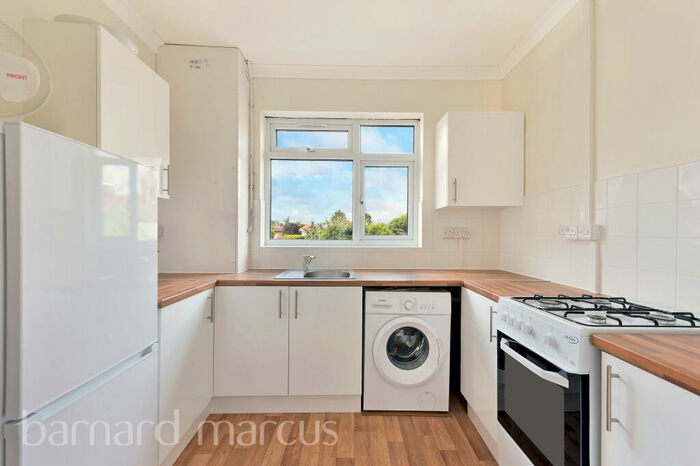 2 Bedroom Flat To Rent In Tolworth Broadway, Surbiton, KT6