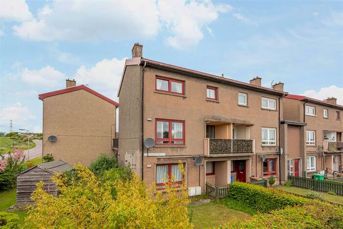 2 Bedroom Maisonette For Sale In C Leadside Crescent, Wellwood, KY12
