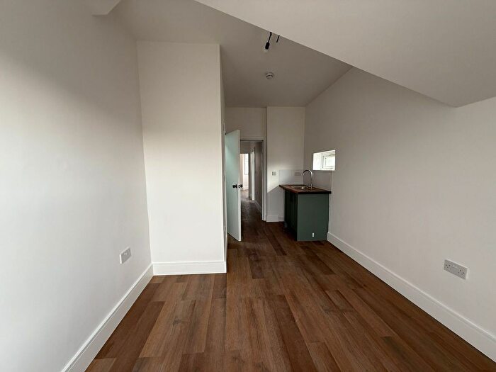 7 Bedroom Semi Detached House To Rent In Regina Road, Southall, UB2