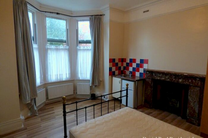 Studio To Rent In Gordon Road, Ealing, London, W5