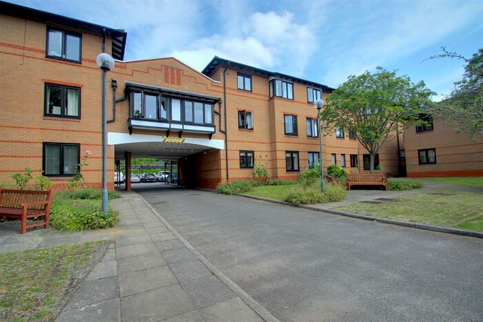 2 Bedroom Flat For Sale In Railway Terrace, Kings Langley, WD4
