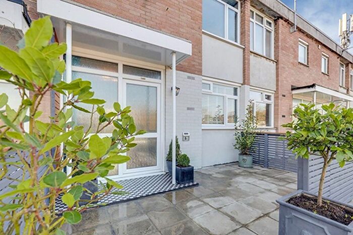2 Bedroom Flat For Sale In Stoneleigh Broadway, Epsom, KT17