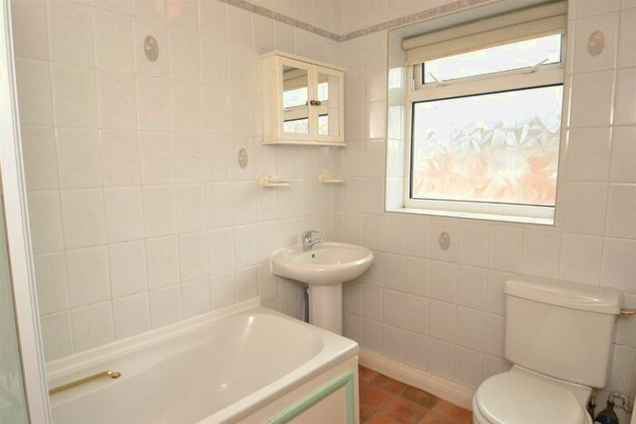 2 Bedroom Flat To Rent In High Oaks, York, YO31