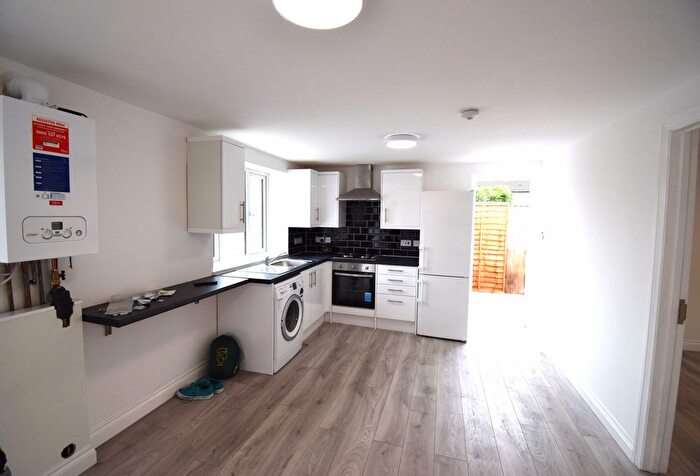3 Bedroom Flat To Rent In Eleanor Gardens, Dagenham, RM8