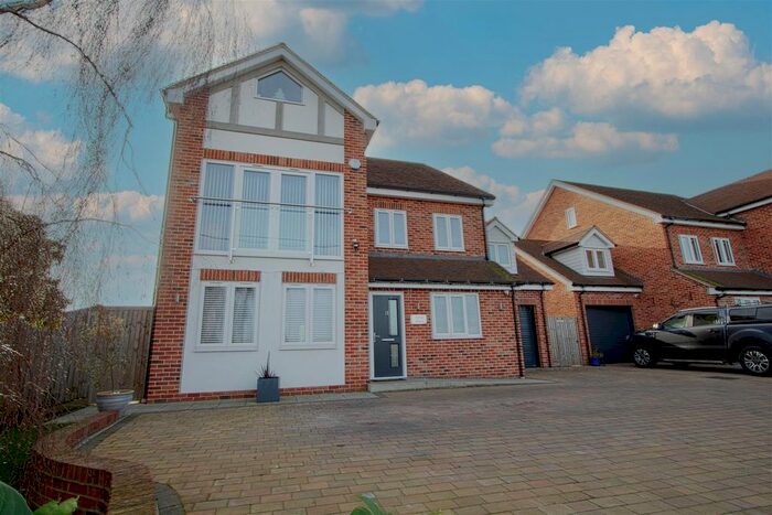 5 Bedroom Detached House To Rent In Dunton Road, Basildon, SS15