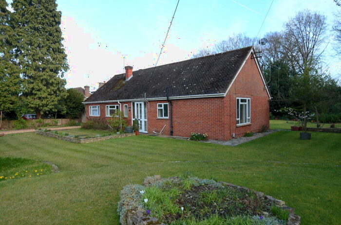 3 Bedroom Bungalow To Rent In Sandy Lane, GU14