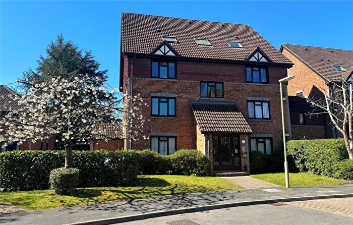 1 Bedroom Flat For Sale In Tintagel Way, Woking, Surrey, GU22