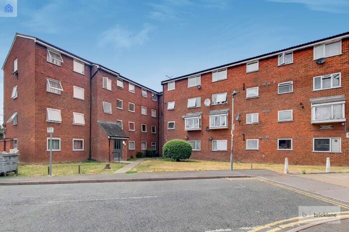 2 Bedroom Flat To Rent In Gurney Close, Barking, IG11
