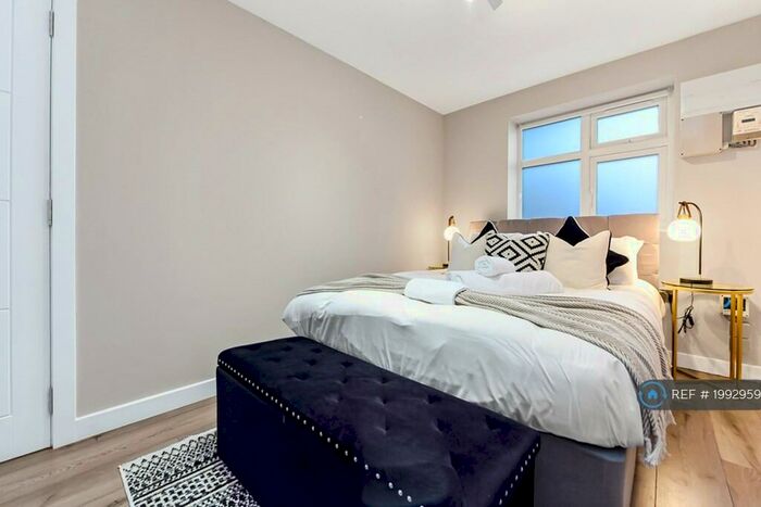 Studio To Rent In Sydney Grove, London, NW4