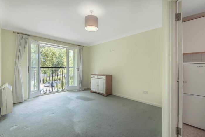 1 Bedroom Flat To Rent In Rosebank Close, Teddington, TW11