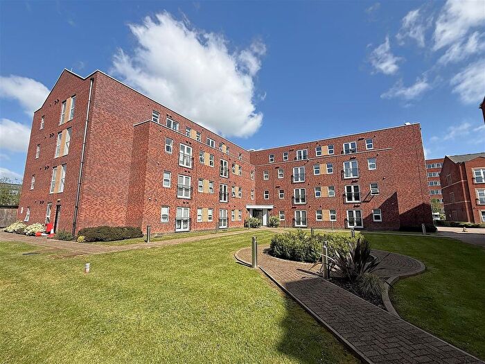 2 Bedroom Flat For Sale In Crescent House, Woodside Park, Rugby, CV21