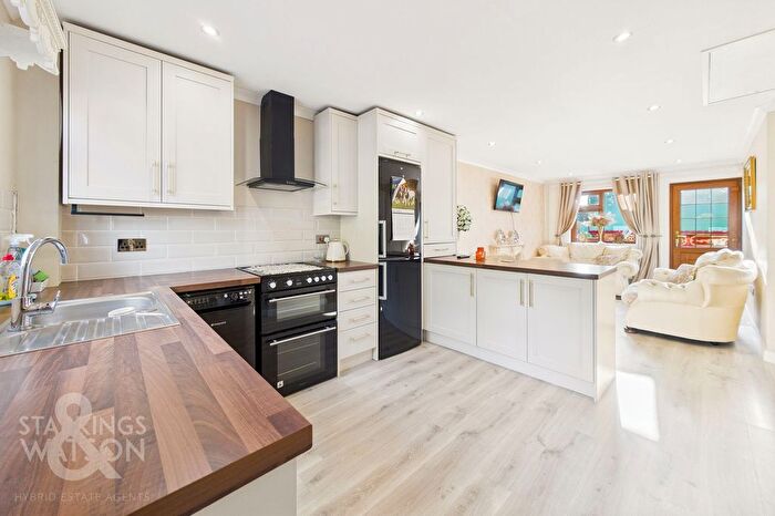 2 Bedroom Semi-detached Bungalow For Sale In Lime Tree Avenue, Wymondham, NR18