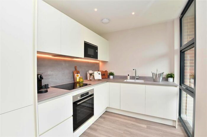 3 Bedroom Flat To Rent In Haling Park Road, South Croydon, CR2