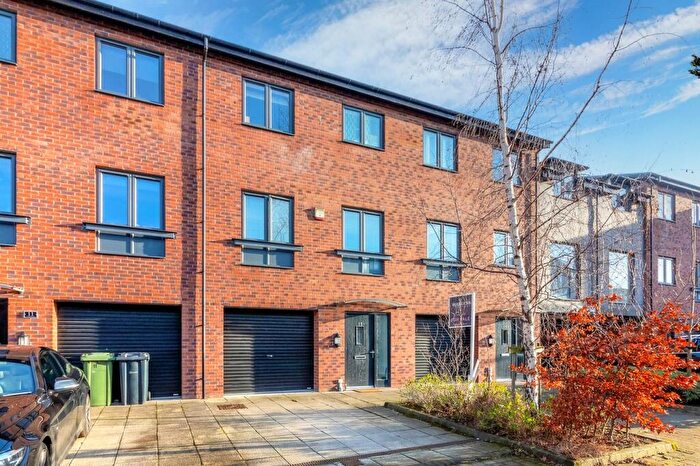 3 Bedroom Town House For Sale In Cable Place, Hunslet, Leeds, LS10
