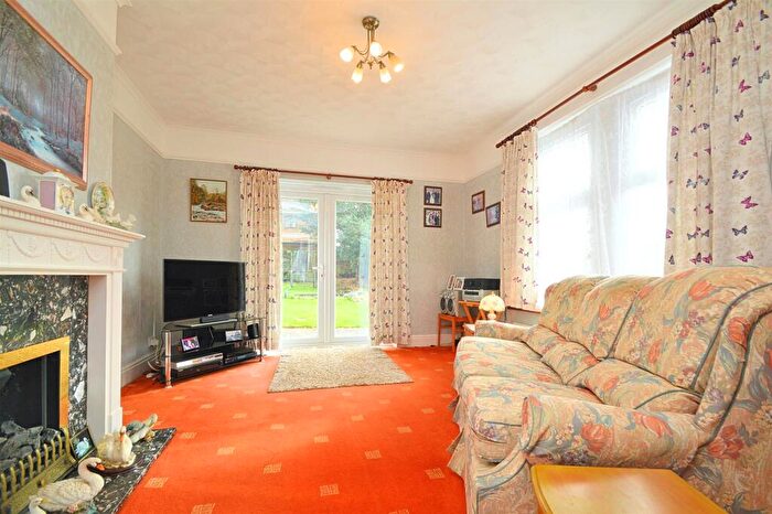 2 Bedroom Detached Bungalow For Sale In Short Walk To Cliff Path * Lake, PO36