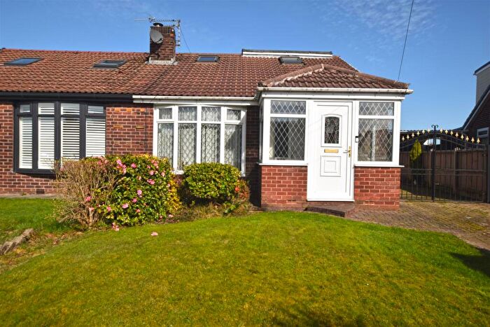 3 Bedroom Semi-Detached Bungalow For Sale In Warwick Road, Alkrington, Middleton, M24
