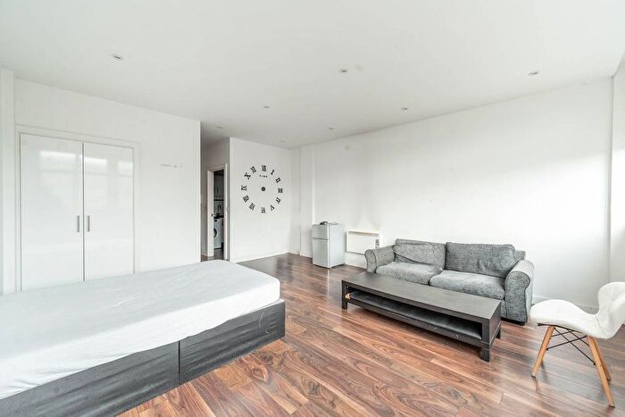Studio To Rent In Imperial Drive, Rayners Lane, Harrow, HA2