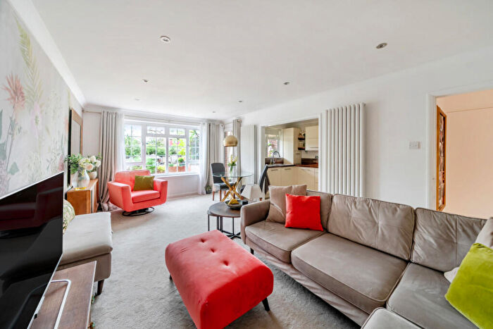 3 Bedroom Maisonette For Sale In Hawes Lane, West Wickham, Kent, BR4